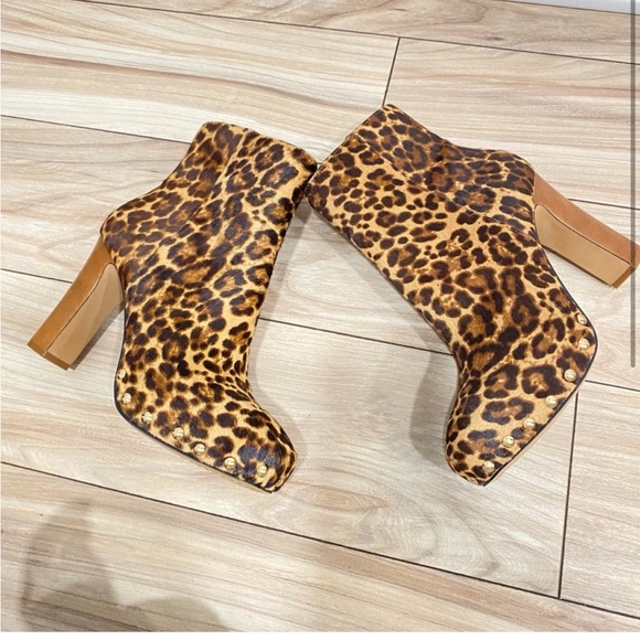 200. Vince Camuto Nevvina Genuine Calf Hair Leopard Print Bootie Size 8 - Picture 2 of 6